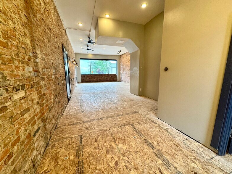 More Photos Of 648 E McMillan St, Cincinnati Storefront Retail Residential For Lease