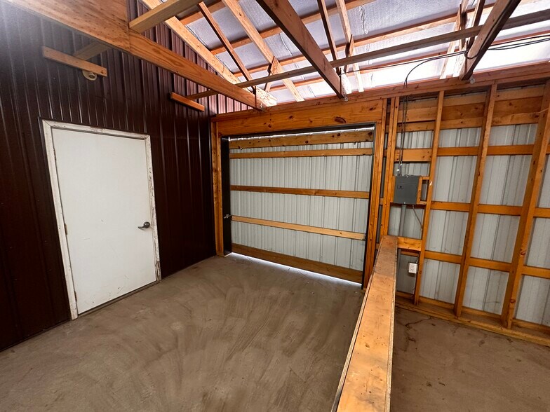 More Photos Of 522A S Main St, Broadway Flex For Sale