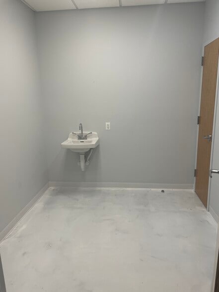 More Photos Of 33 State Route 27, Edison Freestanding For Sale