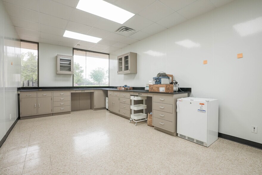 More Photos Of 10410 Corporate Dr, Sugar Land Research And Development For Lease