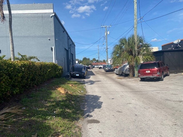 More Photos Of 4400 N Dixie Hwy, Fort Lauderdale Flex For Sale