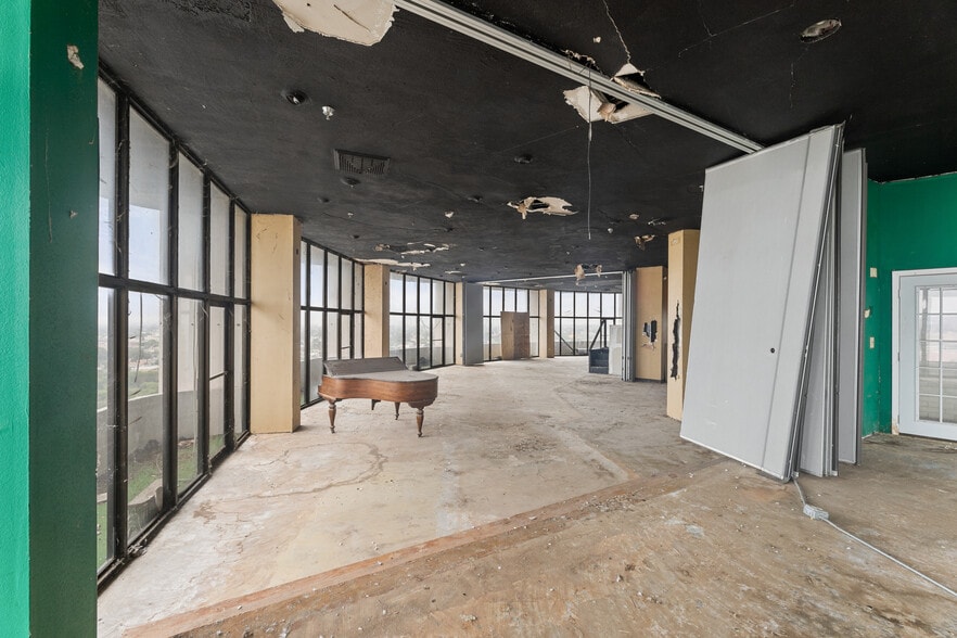 More Photos Of 1 S Main Ave, Laredo Hotel For Sale