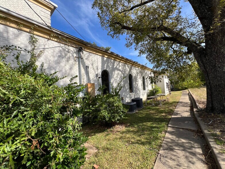 More Photos Of 204 N Alamo Blvd, Marshall Flex For Sale