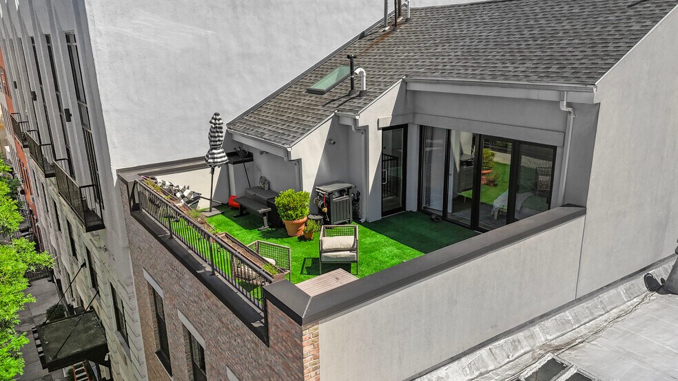 More Photos Of 212 Franklin St, Brooklyn Storefront Retail Residential For Sale
