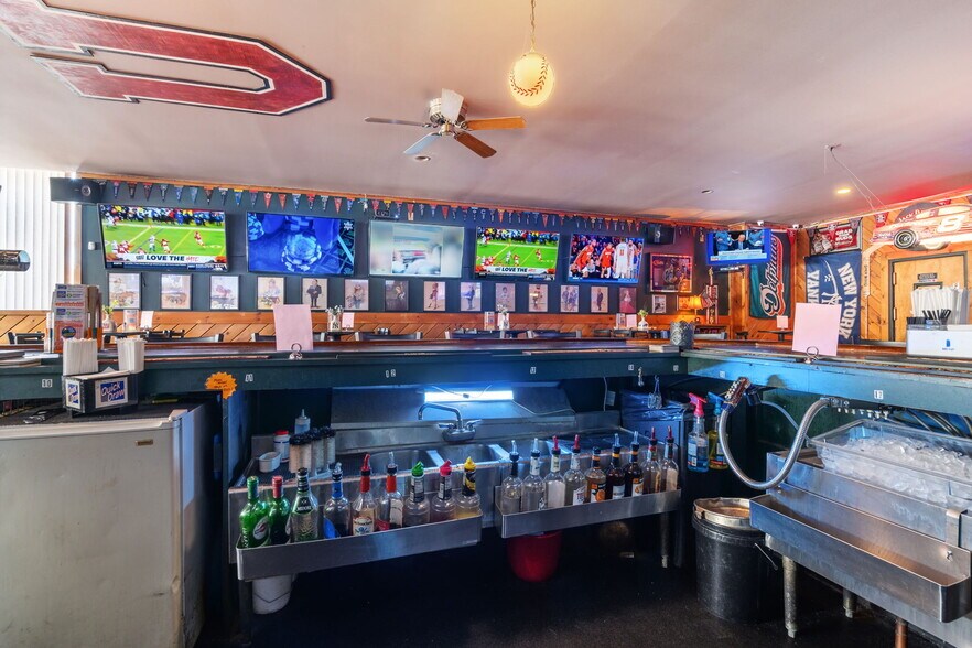 More Photos Of 1524 Van Vranken Ave, Schenectady Bar For Sale