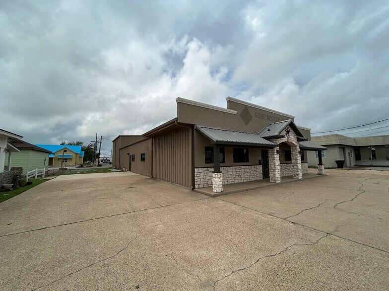 More Photos Of 231 N Twin City Hwy, Nederland Office For Sale