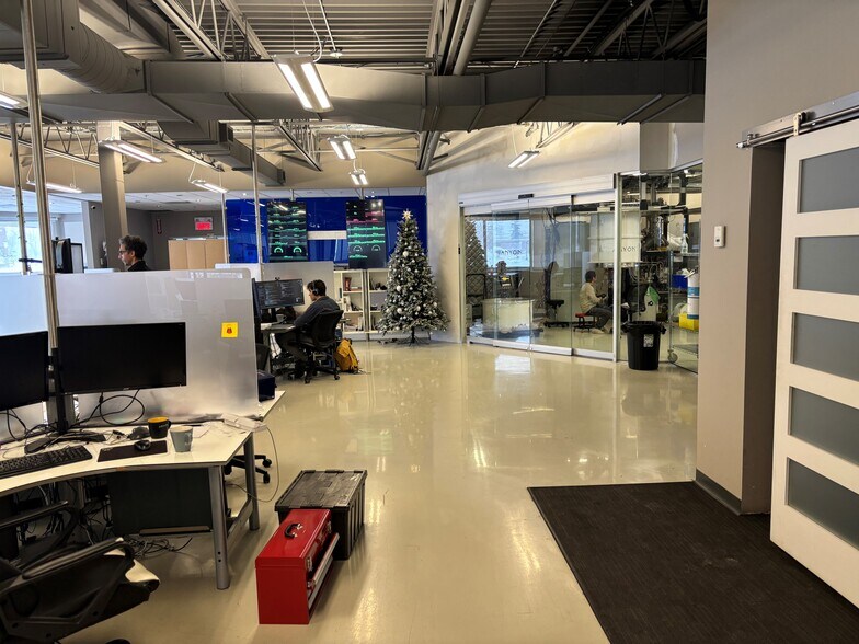 More Photos Of 1995 55E Av, Dorval Office For Lease