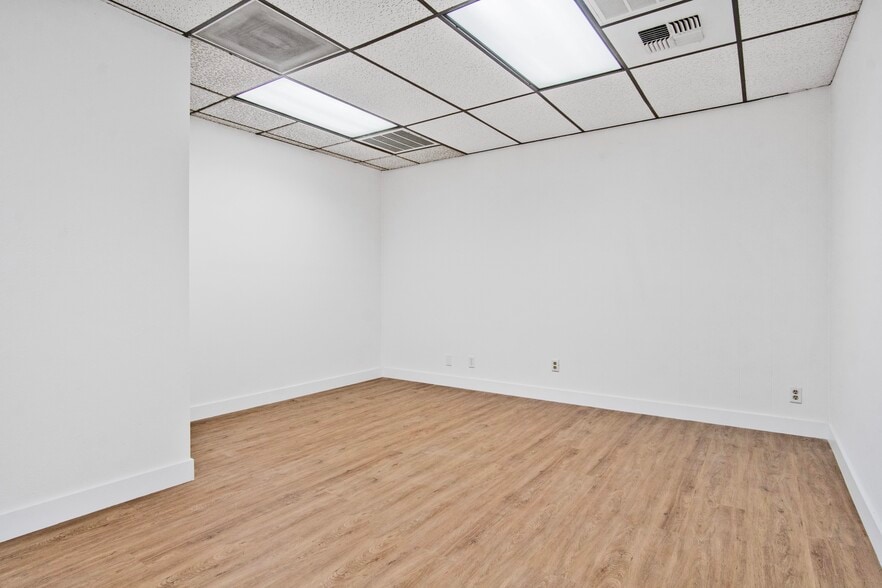 More Photos Of 3099 N Lima St, Burbank Flex For Lease