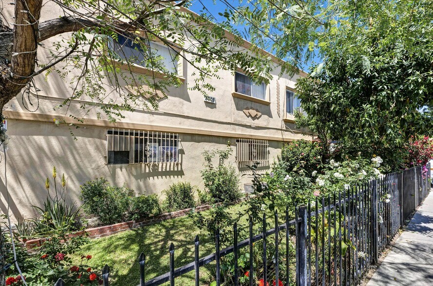 More Photos Of 5005 Axtell St, Los Angeles Apartments For Sale