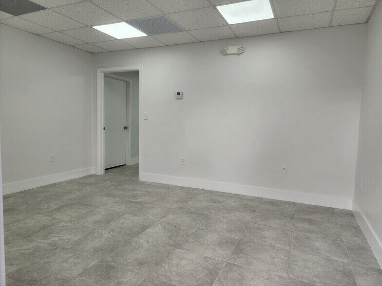 More Photos Of 460 W 84th St, Hialeah Showroom For Lease