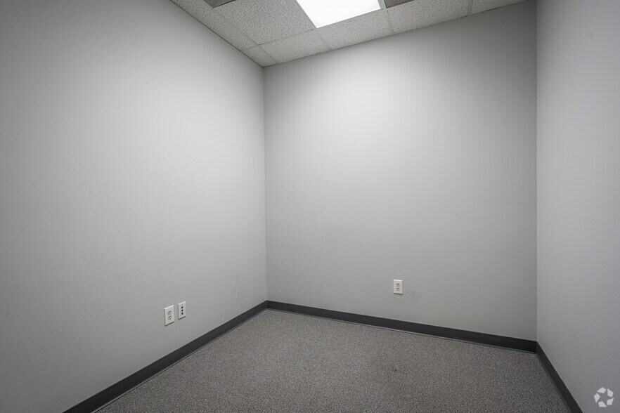 More Photos Of 333 N Rivershire Dr, Conroe Office For Lease