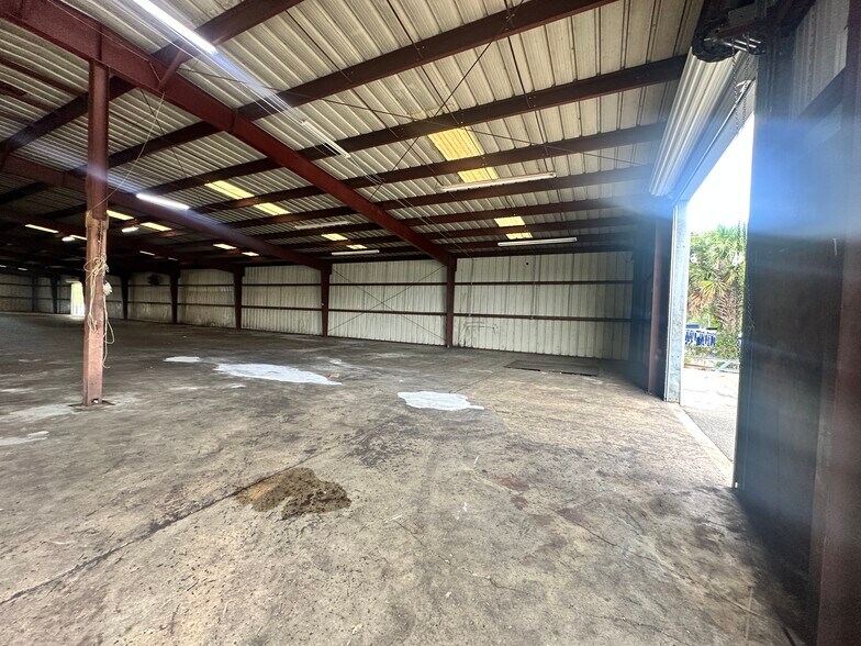More Photos Of 3876 Bengert St, Orlando Warehouse For Lease