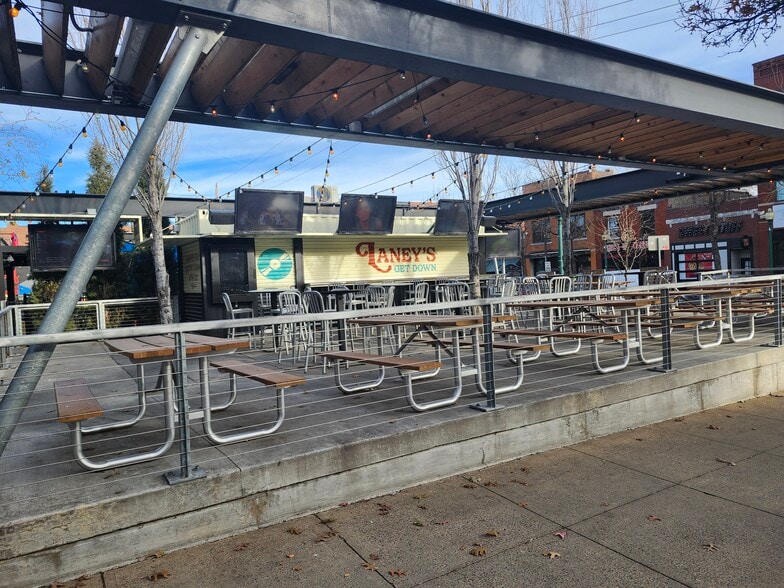 More Photos Of 4057 Pennsylvania Ave, Kansas City Bar For Lease