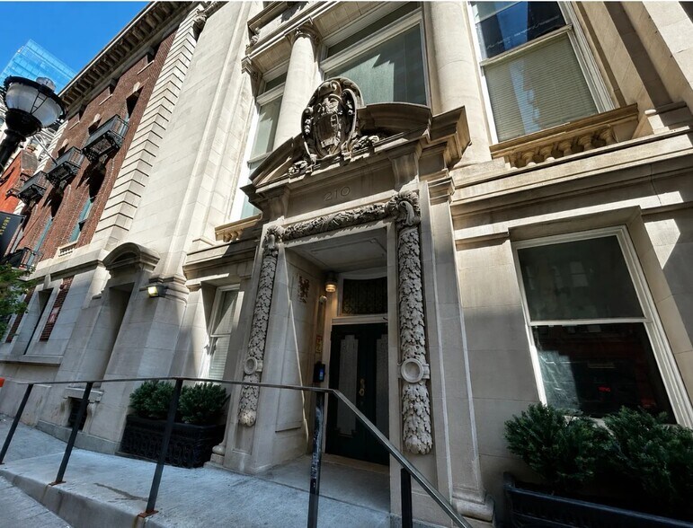 More Photos Of 210 E Redwood St, Baltimore Apartments For Lease
