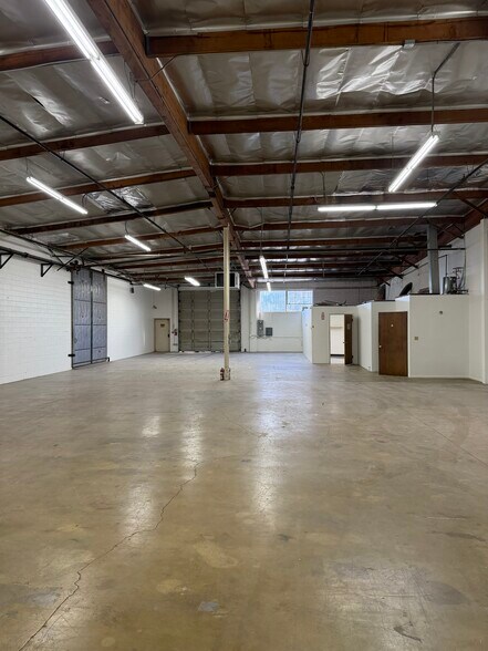 More Photos Of 11070 Fleetwood St, Sun Valley Warehouse For Lease