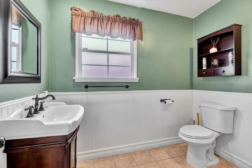 More Photos Of 209 E I St, Ontario Office Residential For Sale