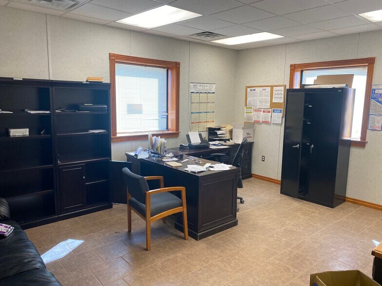 More Photos Of 1206 SE 4th St, Lindsay Manufacturing For Sale