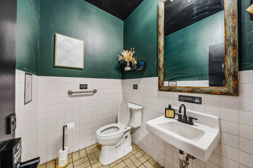 More Photos Of 239 SE G St, Grants Pass General Retail For Sale