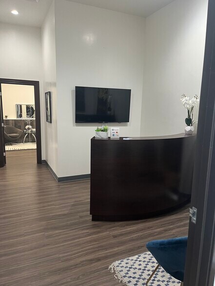 More Photos Of 700 N Main St, Santa Ana Storefront Retail Office For Lease