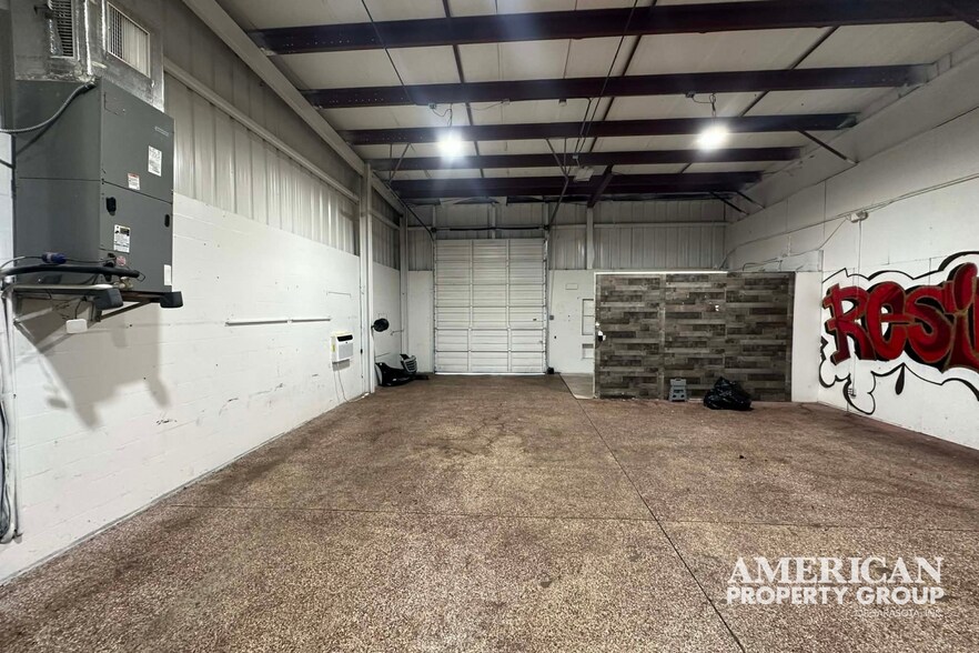 More Photos Of 4535-4557 Northgate Ct, Sarasota Light Distribution For Lease