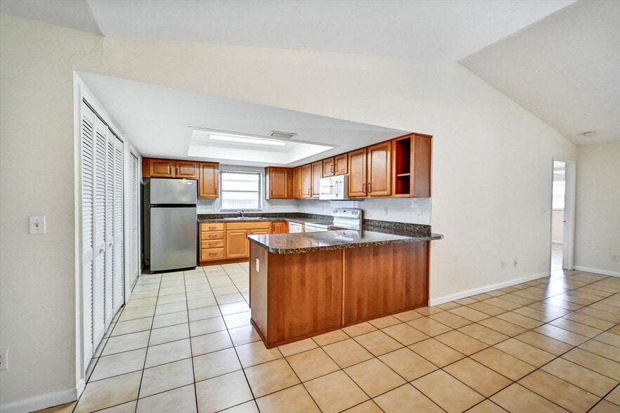 More Photos Of 4707 SW 8th Pl, Cape Coral Apartments For Sale