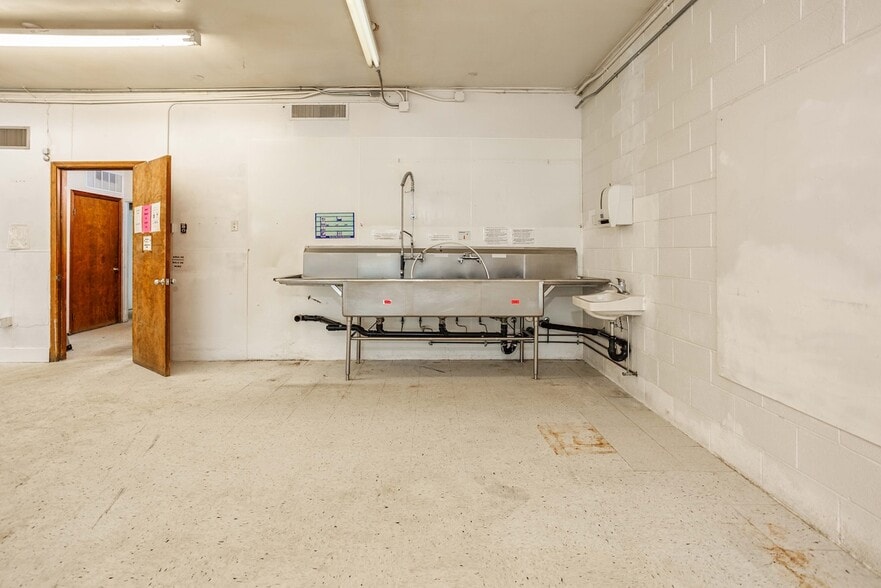More Photos Of 10234 NE Glisan St, Portland Freestanding For Lease