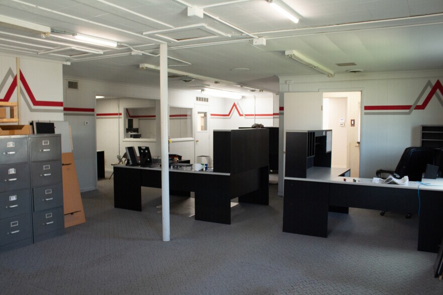 More Photos Of 645 Bellefontaine Ave, Marion Light Distribution For Sale