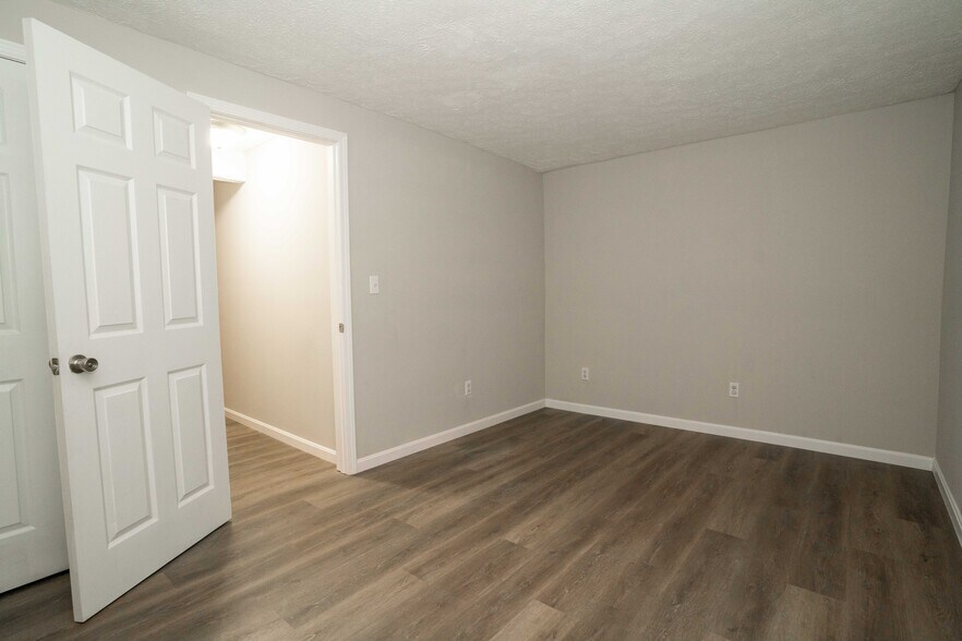 More Photos Of 412 Woodcreek Dr, Radcliff Apartments For Sale