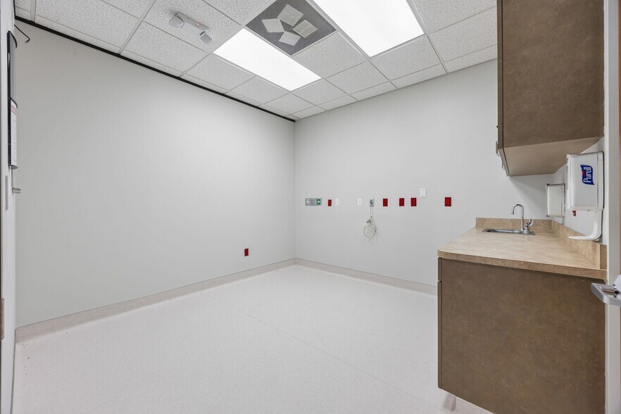 More Photos Of 2710 Western Center Blvd, Fort Worth Medical For Sale