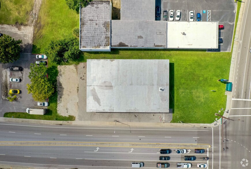 More Photos Of 2022 12th St, Sarasota Auto Repair For Lease