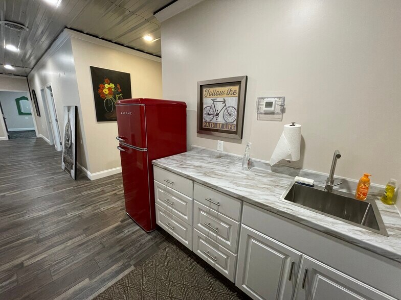 More Photos Of 1655 Plett Rd, Cadillac Office Residential For Lease