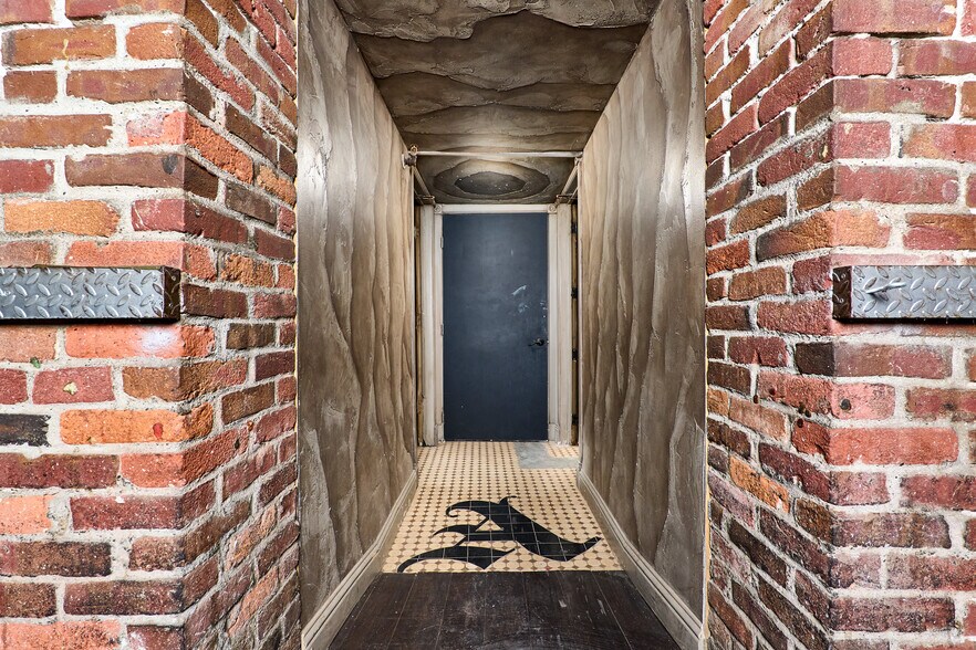 More Photos Of 910 2nd St, Sacramento Bar For Sale