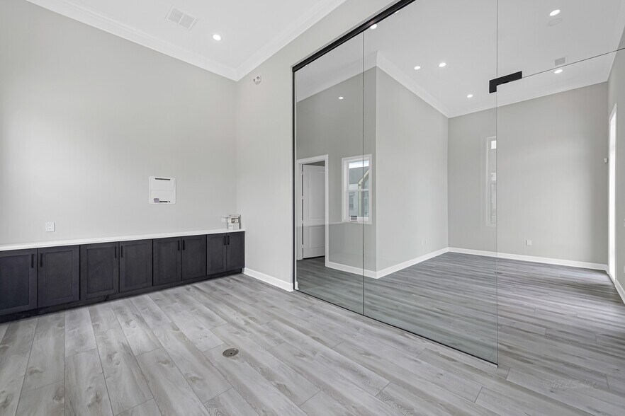 More Photos Of 1325 Main St, Katy Medical For Sale