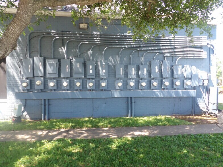 More Photos Of 17300 Saturn Ln, Houston Medical For Lease