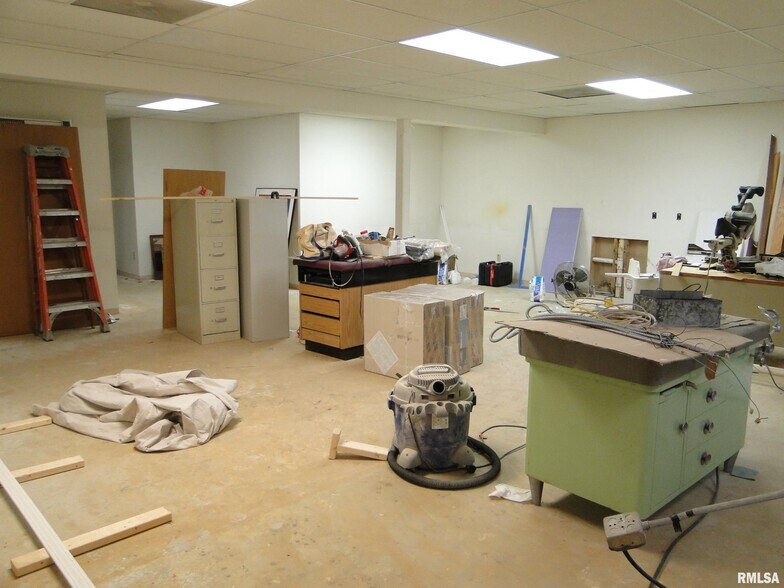 More Photos Of 909 E Grant St, Macomb Medical For Sale