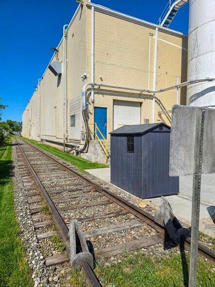 More Photos Of 1015 New York Ave, Toledo Distribution For Sale