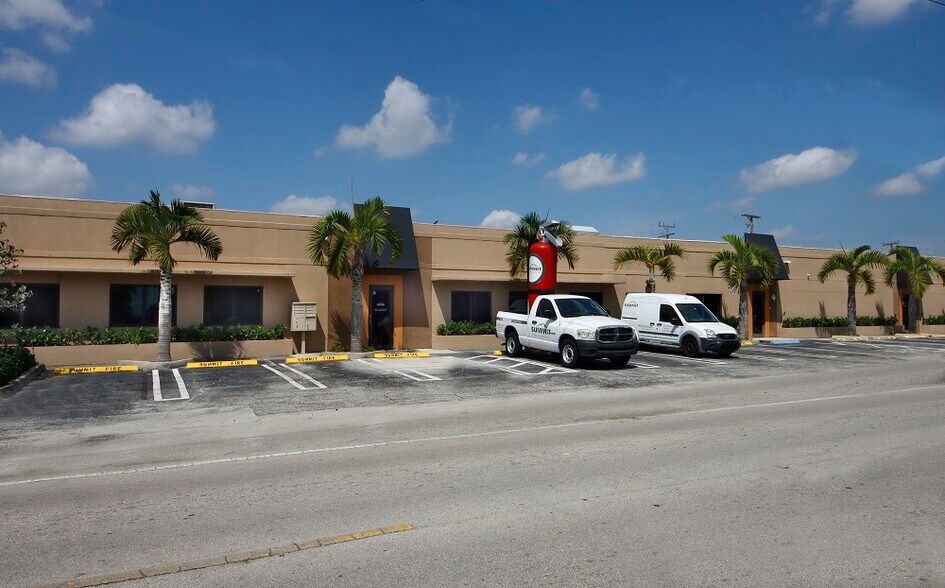 More Photos Of 4003-4015 NE 6th Ave, Oakland Park Warehouse For Lease
