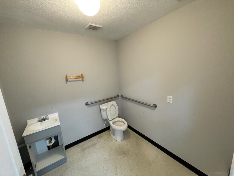 More Photos Of 900 W Ehringhaus St, Elizabeth City Storefront Retail Office For Lease