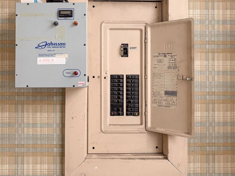 More Photos Of 76 Maple St, Manchester Office For Sale