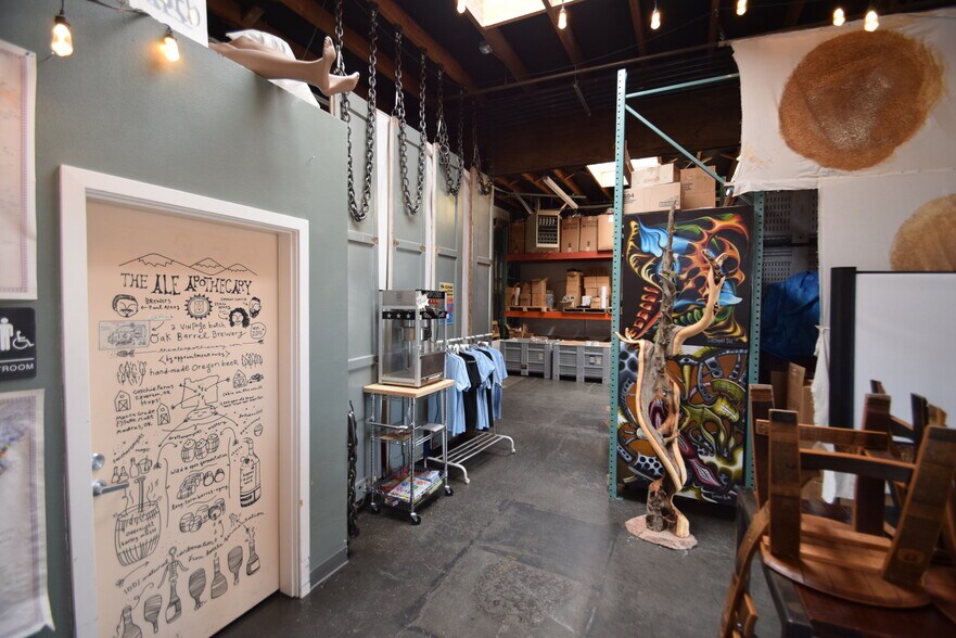 More Photos Of 30 SW Century Dr, Bend Warehouse For Lease