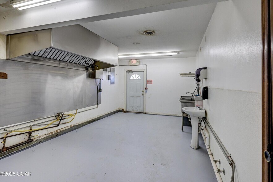 More Photos Of 1221 W 7th St, Joplin Freestanding For Sale