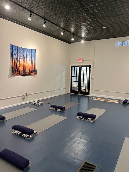 More Photos Of 2211-2213 E State St, Rockford Storefront For Lease