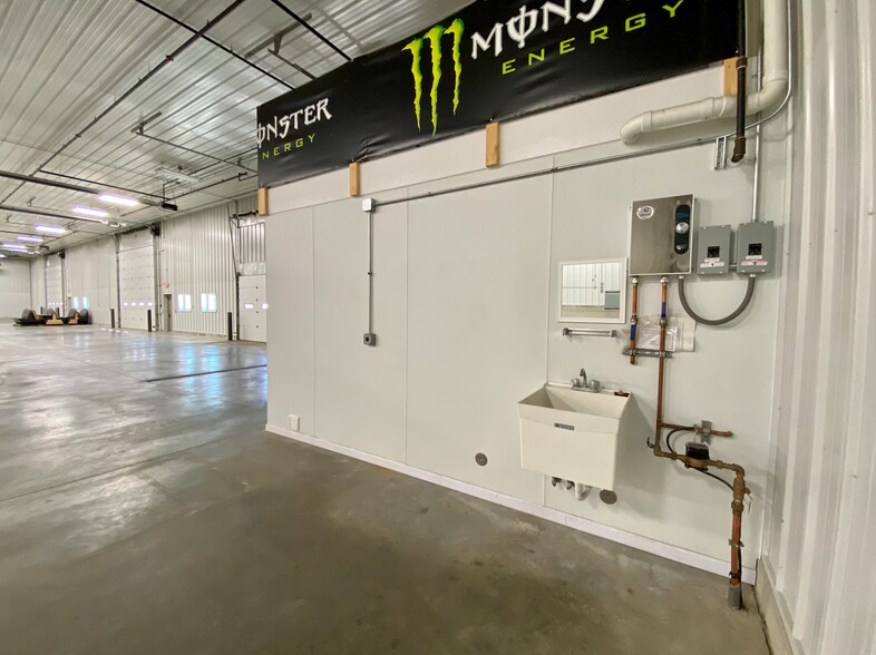 More Photos Of 100 Brakeshoe Ct, East Moline Warehouse For Lease