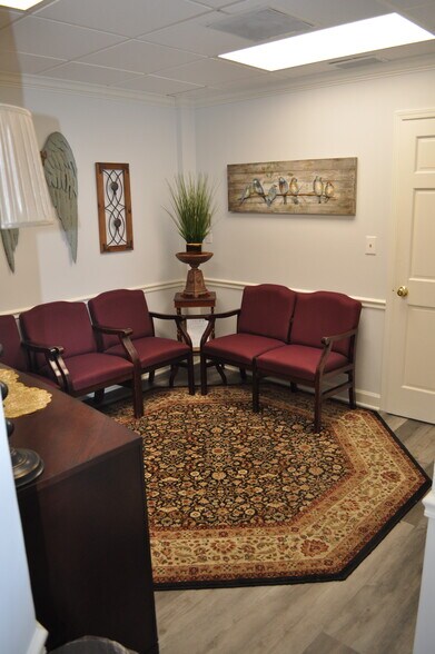 More Photos Of 222 E Wisconsin Ave, Lake Forest Office For Lease