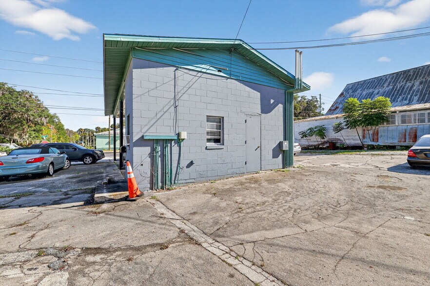 More Photos Of 20700 9th St, McIntosh Service Station For Lease