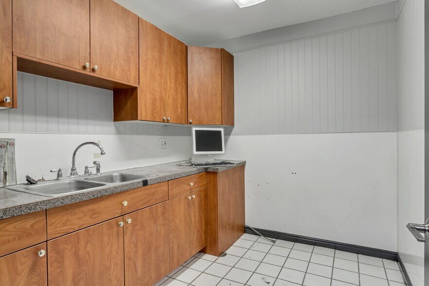 More Photos Of 2550 Washington Blvd, Ogden Office For Lease
