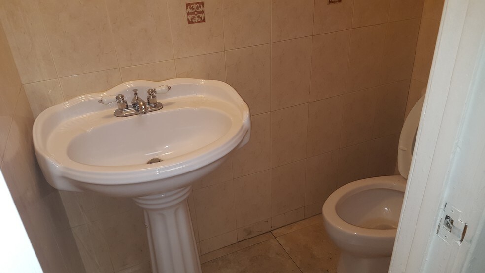 More Photos Of 2457-2459 E Commercial Blvd, Fort Lauderdale Storefront Retail Office For Lease