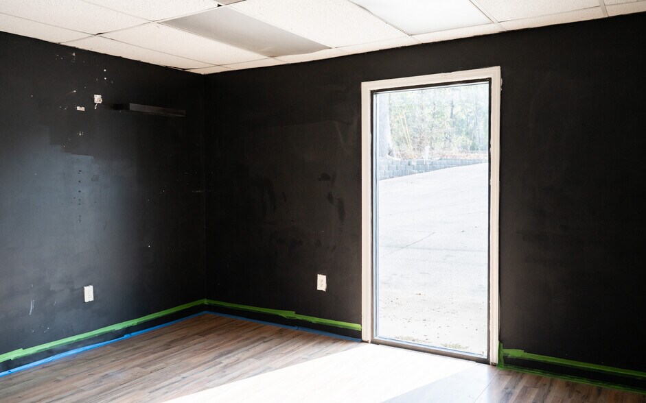 More Photos Of 151 Riverchase Way, Lexington Light Distribution For Lease