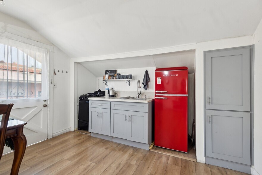 More Photos Of 426 Ivy St, Glendale Apartments For Sale