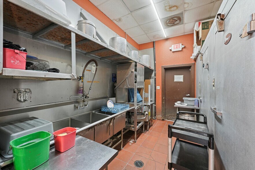 More Photos Of 918 W Plantation Dr, Clute Restaurant For Sale
